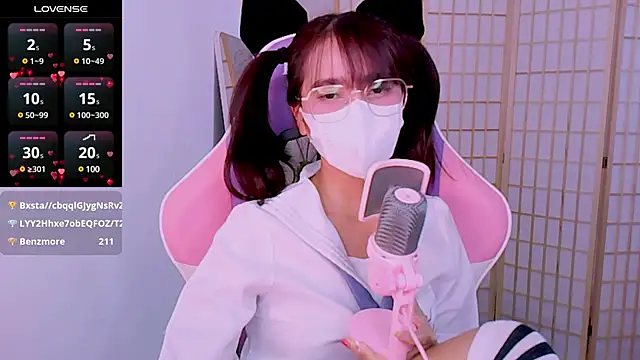 Snapshot of desiregirl69 chatting on 02.26.25 desiregirl69 online show from 02.26.25