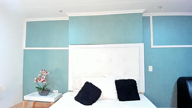 Khenta Michells online show from 09.23.25