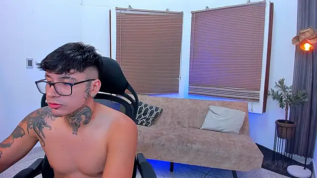 Snapshot of Party_guyssex chatting on 10.17.25 Party guyssex online show from 10.17.25