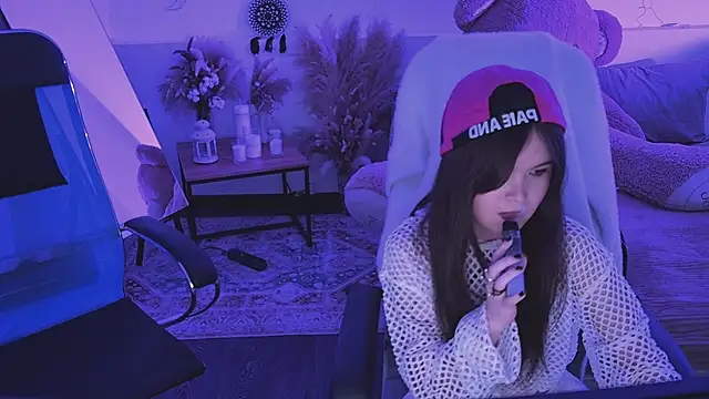 Elainebeness online show from 04.17.26