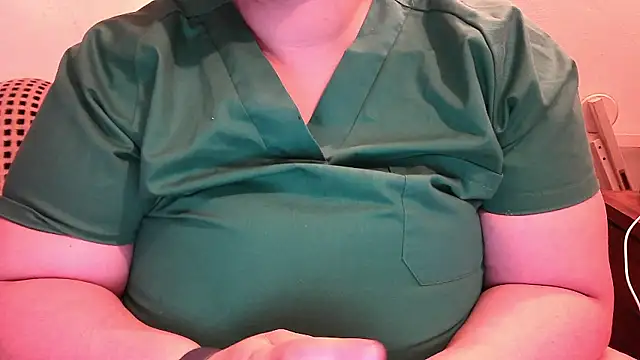 Snapshot of Maebi chatting on 12.04.24 Maebi online show from 12.04.24