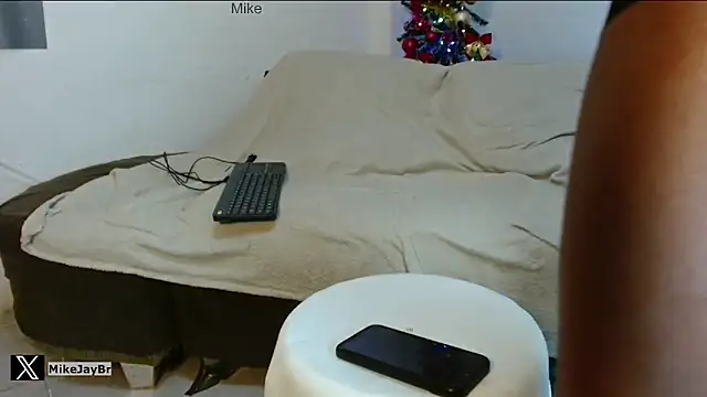 Snapshot of mikejaybra chatting on 12.17.24 mikejaybra online show from 12.17.24