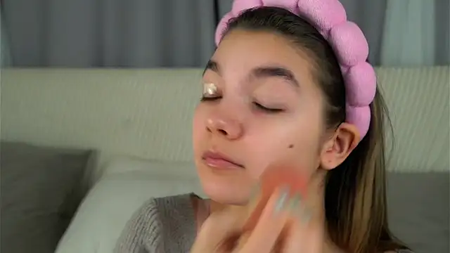 Snapshot of VeronaAppleberry chatting on 10.22.25 VeronaAppleberry online show from 10.22.25