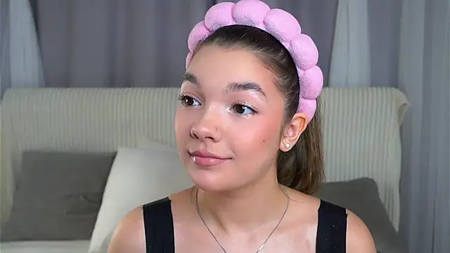 Snapshot of VeronaAppleberry chatting on 10.23.25 VeronaAppleberry online show from 10.23.25