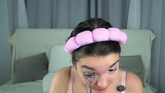 Snapshot of VeronaAppleberry chatting on 10.24.25 VeronaAppleberry online show from 10.24.25