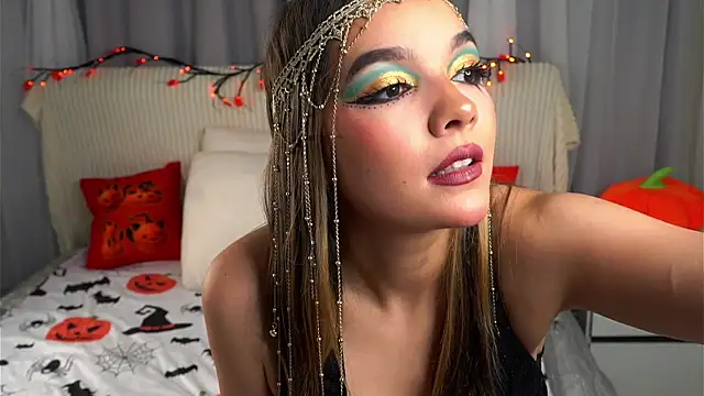 Snapshot of VeronaAppleberry chatting on 10.28.25 VeronaAppleberry online show from 10.28.25