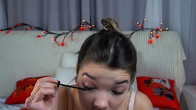 Snapshot of VeronaAppleberry chatting on 10.29.25 VeronaAppleberry online show from 10.29.25