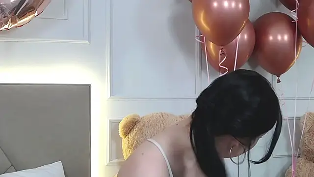 LeilaLow online show from 02.20.25