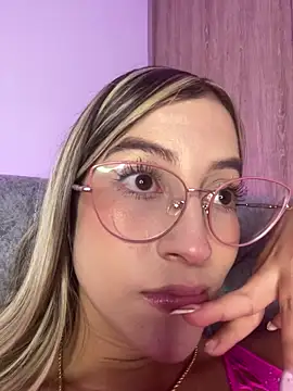 Issabela G1 online show from 10.15.25