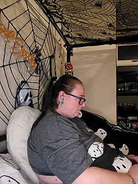 Snapshot of Bunny_Cummings chatting on 10.17.25 Bunny Cummings online show from 10.17.25