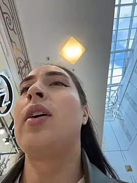 Holly Play online show from 10.18.25