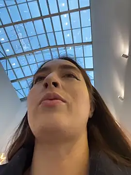 Holly Play online show from 12.21.25