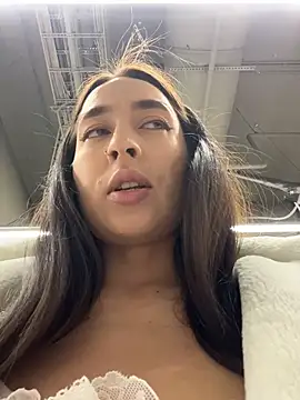 Holly Play online show from 02.25.26