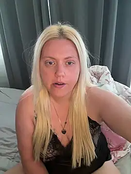 Snapshot of Blondiee3088 chatting on 08.03.26 Blondiee3088 online show from 08.03.26