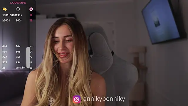 Snapshot of Coconutkittyy chatting on 02.18.25 Coconutkittyy online show from 02.18.25