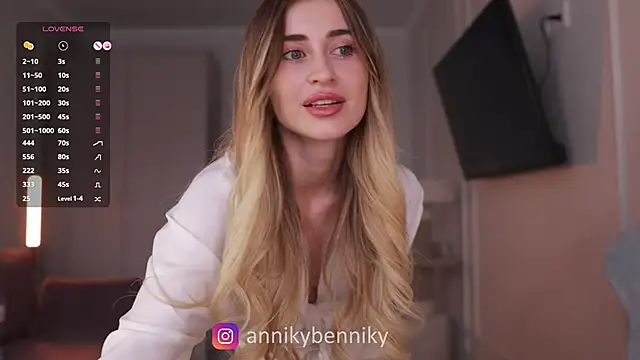 Snapshot of Coconutkittyy chatting on 03.04.25 Coconutkittyy online show from 03.04.25