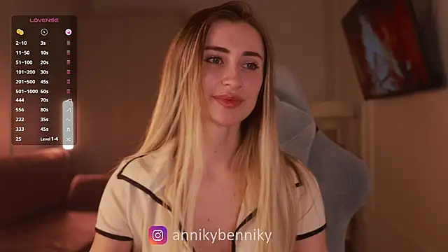 Snapshot of Coconutkittyy chatting on 03.05.25 Coconutkittyy online show from 03.05.25