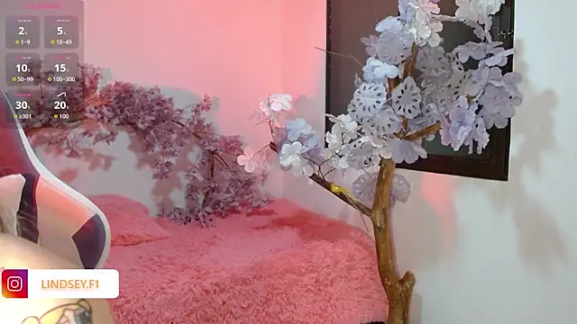 Snapshot of NaomiFox1 chatting on 10.22.25 NaomiFox1 online show from 10.22.25