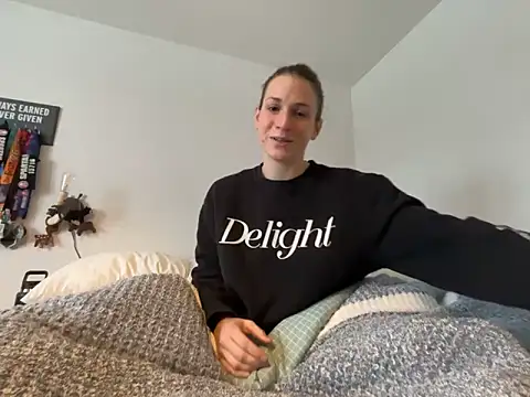 Snapshot of MissSwitch chatting on 01.03.25 MissSwitch online show from 01.03.25