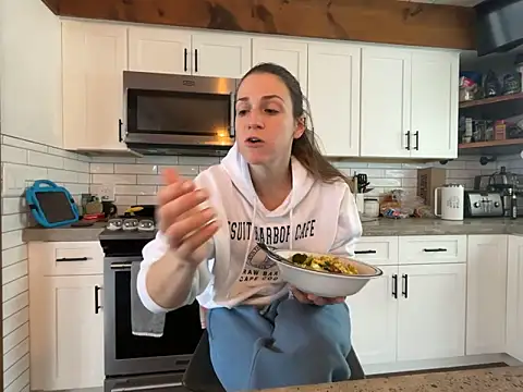 Snapshot of MissSwitch chatting on 01.09.25 MissSwitch online show from 01.09.25