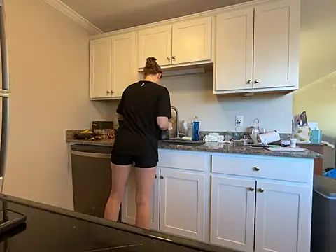 Snapshot of MissSwitch chatting on 03.18.25 MissSwitch online show from 03.18.25