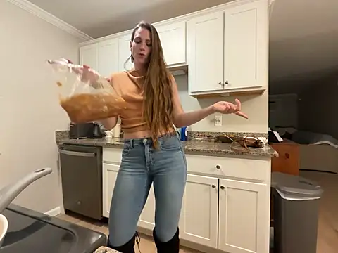 Snapshot of MissSwitch chatting on 03.22.25 MissSwitch online show from 03.22.25