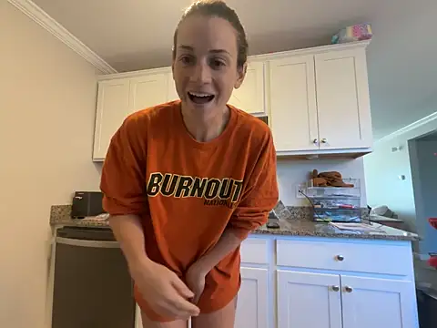 Snapshot of MissSwitch chatting on 09.30.25 MissSwitch online show from 09.30.25