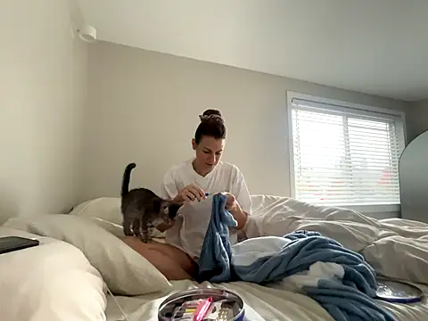 Snapshot of MissSwitch chatting on 10.31.25 MissSwitch online show from 10.31.25