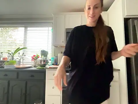 Snapshot of MissSwitch chatting on 11.01.25 MissSwitch online show from 11.01.25