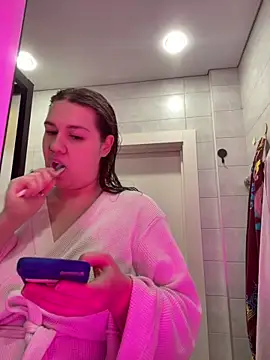 Snapshot of SuzieMurray chatting on 10.22.25 SuzieMurray online show from 10.22.25