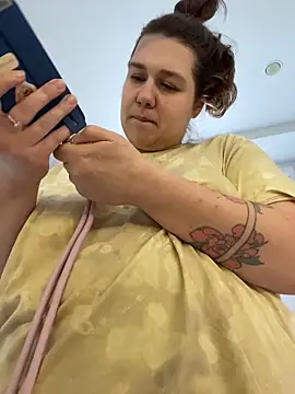 Snapshot of SuzieMurray chatting on 10.27.25 SuzieMurray online show from 10.27.25