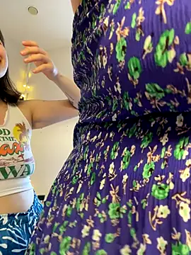 Snapshot of SuzieMurray chatting on 11.04.25 SuzieMurray online show from 11.04.25