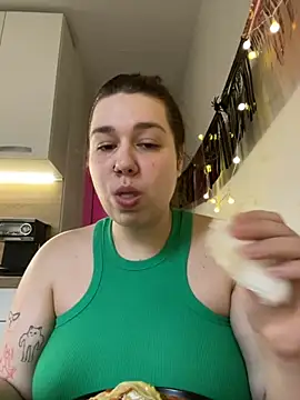 Snapshot of SuzieMurray chatting on 11.05.25 SuzieMurray online show from 11.05.25