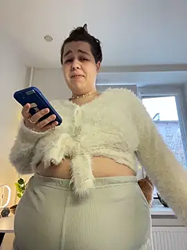 Snapshot of SuzieMurray chatting on 11.12.25 SuzieMurray online show from 11.12.25