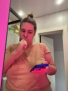 Snapshot of SuzieMurray chatting on 11.16.25 SuzieMurray online show from 11.16.25