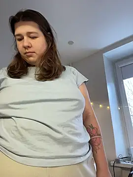 Snapshot of SuzieMurray chatting on 11.21.25 SuzieMurray online show from 11.21.25