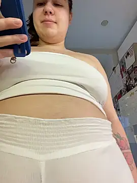 Snapshot of SuzieMurray chatting on 11.30.25 SuzieMurray online show from 11.30.25