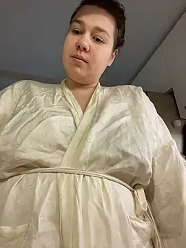 Snapshot of SuzieMurray chatting on 12.04.25 SuzieMurray online show from 12.04.25