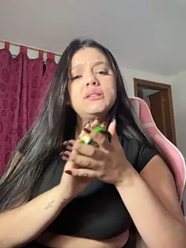 Snapshot of kimberlyhills1 chatting on 02.06.25 kimberlyhills1 online show from 02.06.25