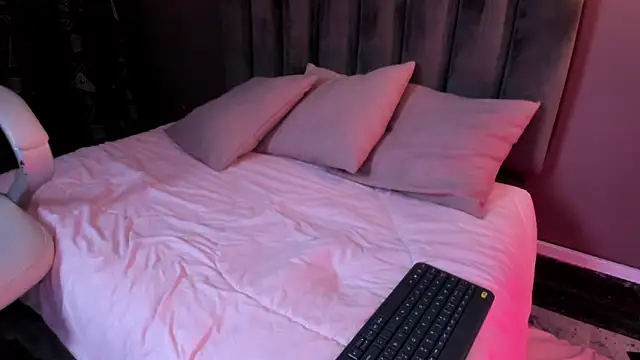 anniemayerx  online show from 01.24.25