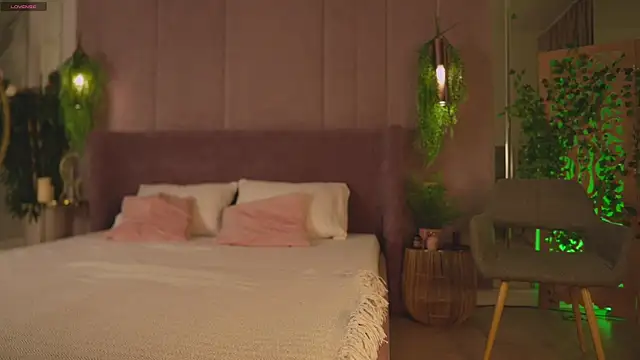 Smiley Mia online show from 11.29.25