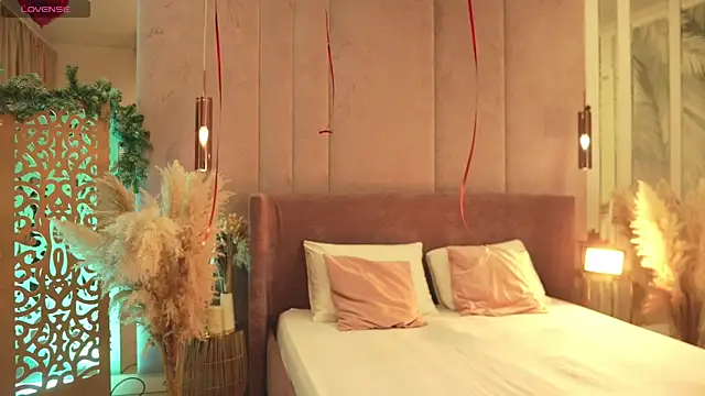 Smiley Mia online show from 03.18.26