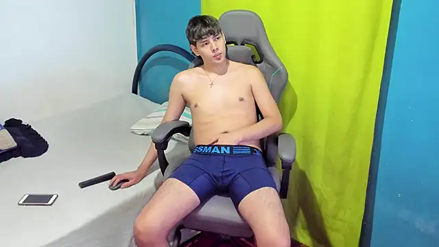 Snapshot of zackmontieel chatting on 10.22.25 zackmontieel online show from 10.22.25