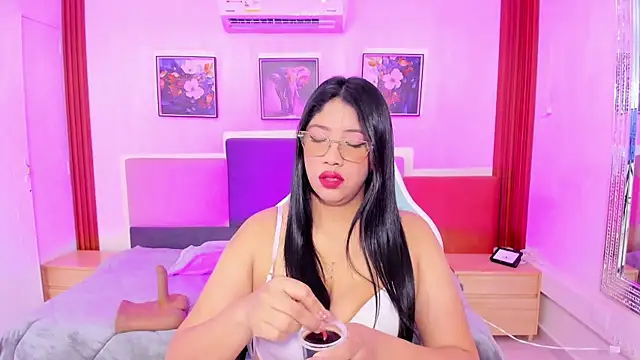 Snapshot of estrella_bigboobs14 chatting on 12.16.25 estrella bigboobs14 online show from 12.16.25