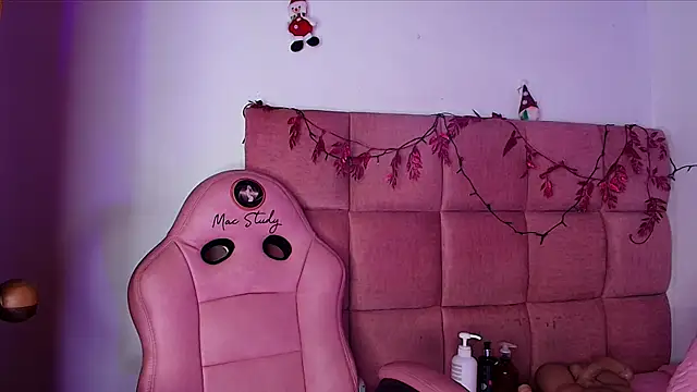 Snapshot of samantha_sw chatting on 12.19.24 samantha sw online show from 12.19.24