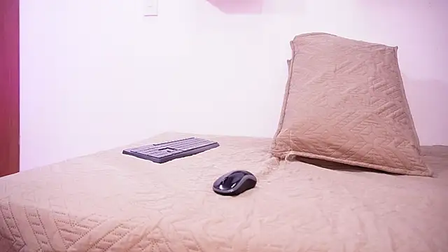 Snapshot of samantha_sw chatting on 09.18.25 samantha sw online show from 09.18.25