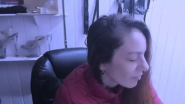 Snapshot of jessiburningheels chatting on 04.29.26 jessiburningheels online show from 04.29.26