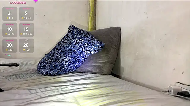 Snapshot of KENDER21_ chatting on 10.24.25 KENDER21 online show from 10.24.25