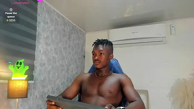 Snapshot of KENDER21_ chatting on 12.17.25 KENDER21 online show from 12.17.25