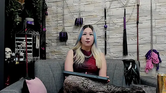 Snapshot of CruelMistress chatting on 01.19.26 CruelMistress online show from 01.19.26